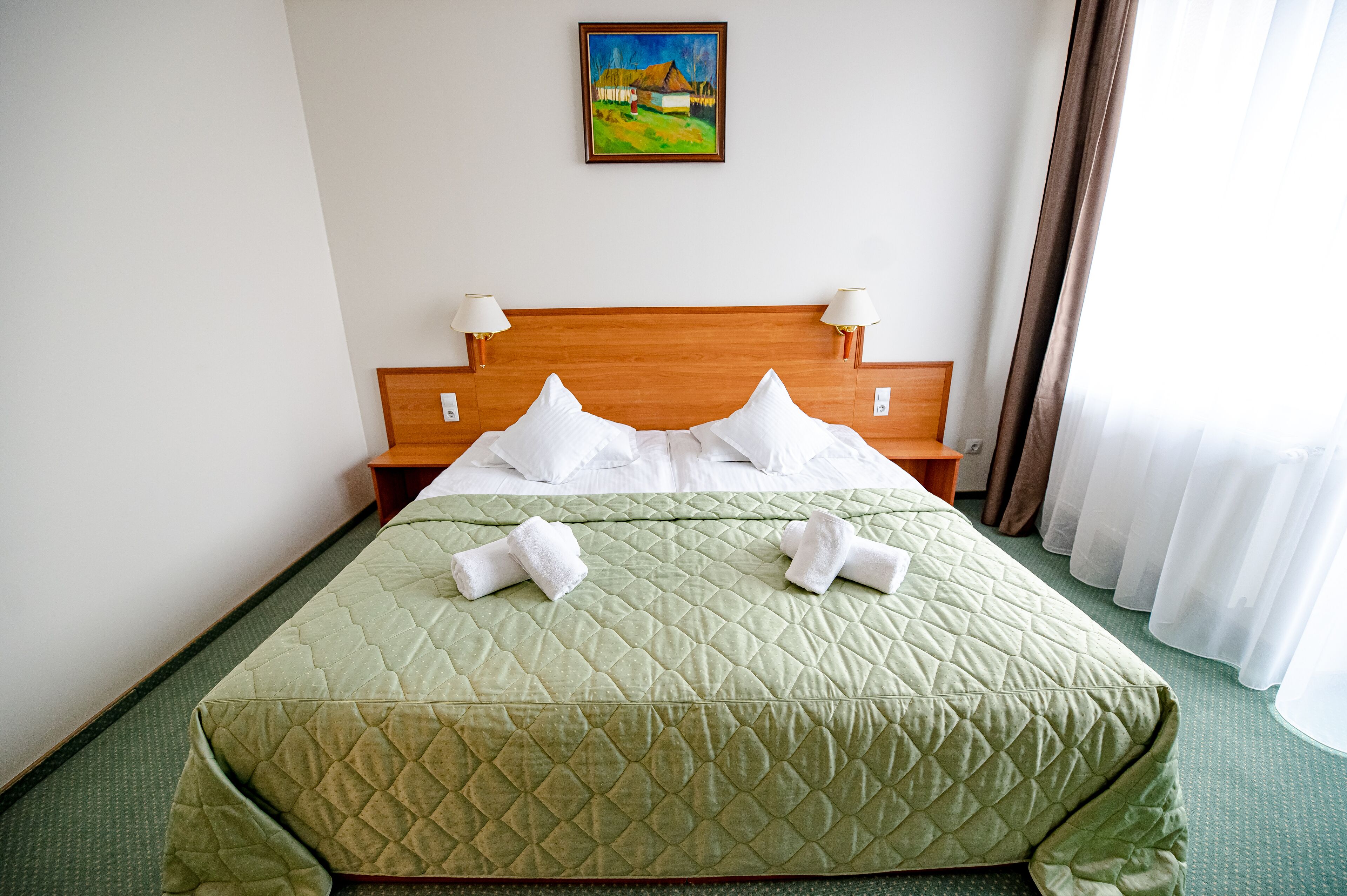 deluxe room, 1 king bed | minibar, in-room safe, desk, free wifi