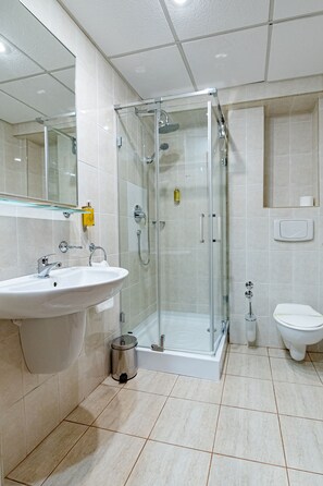 Douche, séchoir à cheveux, serviettes fournies