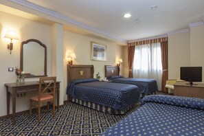 Bar mini, peti besi dalam bilik, meja, kalis bunyi