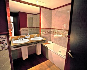Habitación doble estándar (2 Adults and 1 child) | Baño | Tina con regadera, secadora de cabello, bidet, toallas