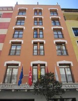 Ein mehrstöckiges Hotelgebäude mit dem Schriftzug "HOTEL JUAN".