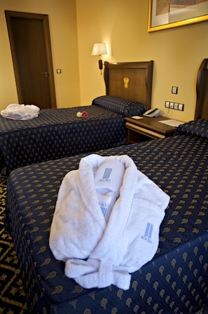 Standard Double Room | Minibar, in-room safe, desk, soundproofing - Hotel Agora Juan de Austria (Madrid)