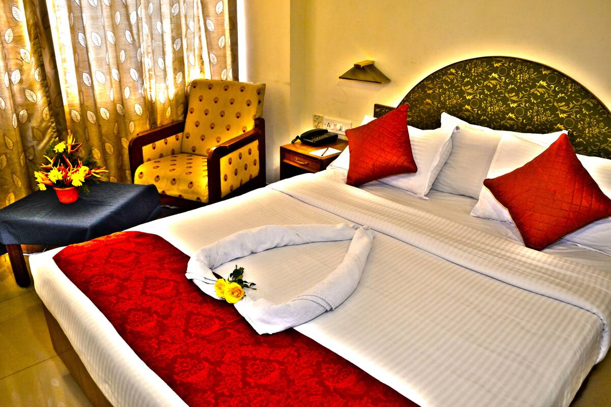Executive Deluxe Double Room | Premium bedding, pillow-top beds, minibar, desk
