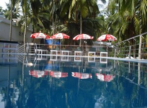Piscine extérieure, parasols de plage, chaises longues