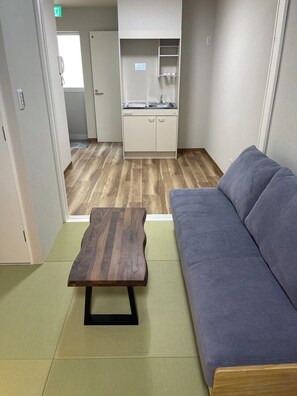 Tradisjonelt rom, 2 enkeltsenger, ikke-røyk | Skrivebord for bærbar PC, blendingsgardiner og strykejern/-brett