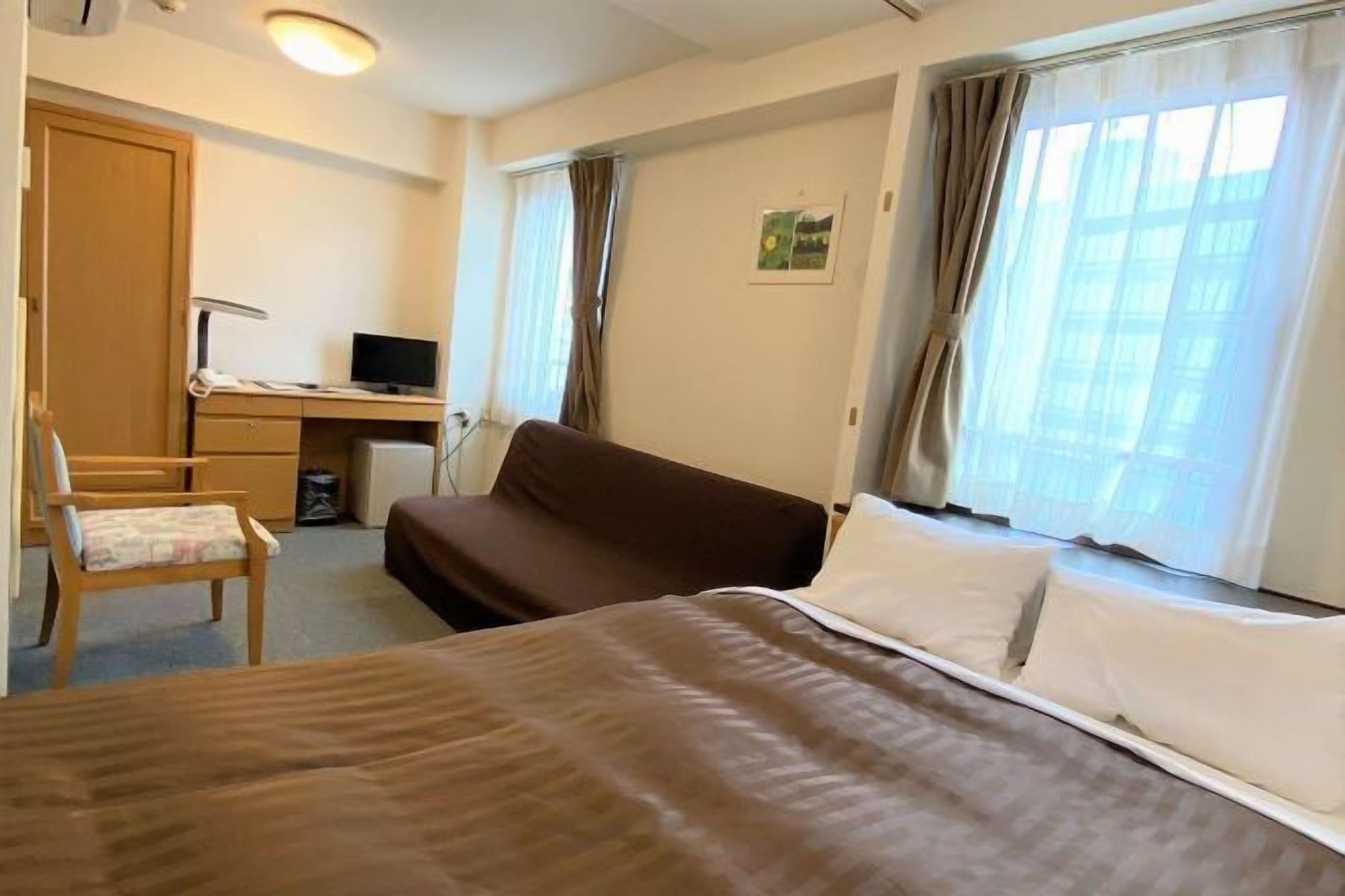 Een laptopwerkplek, verduisterende gordijnen