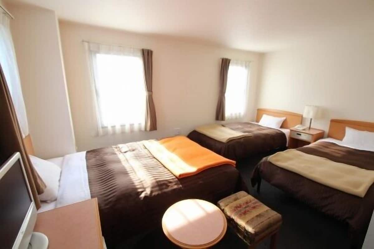 Espacio para trabajar con laptop y cortinas blackout