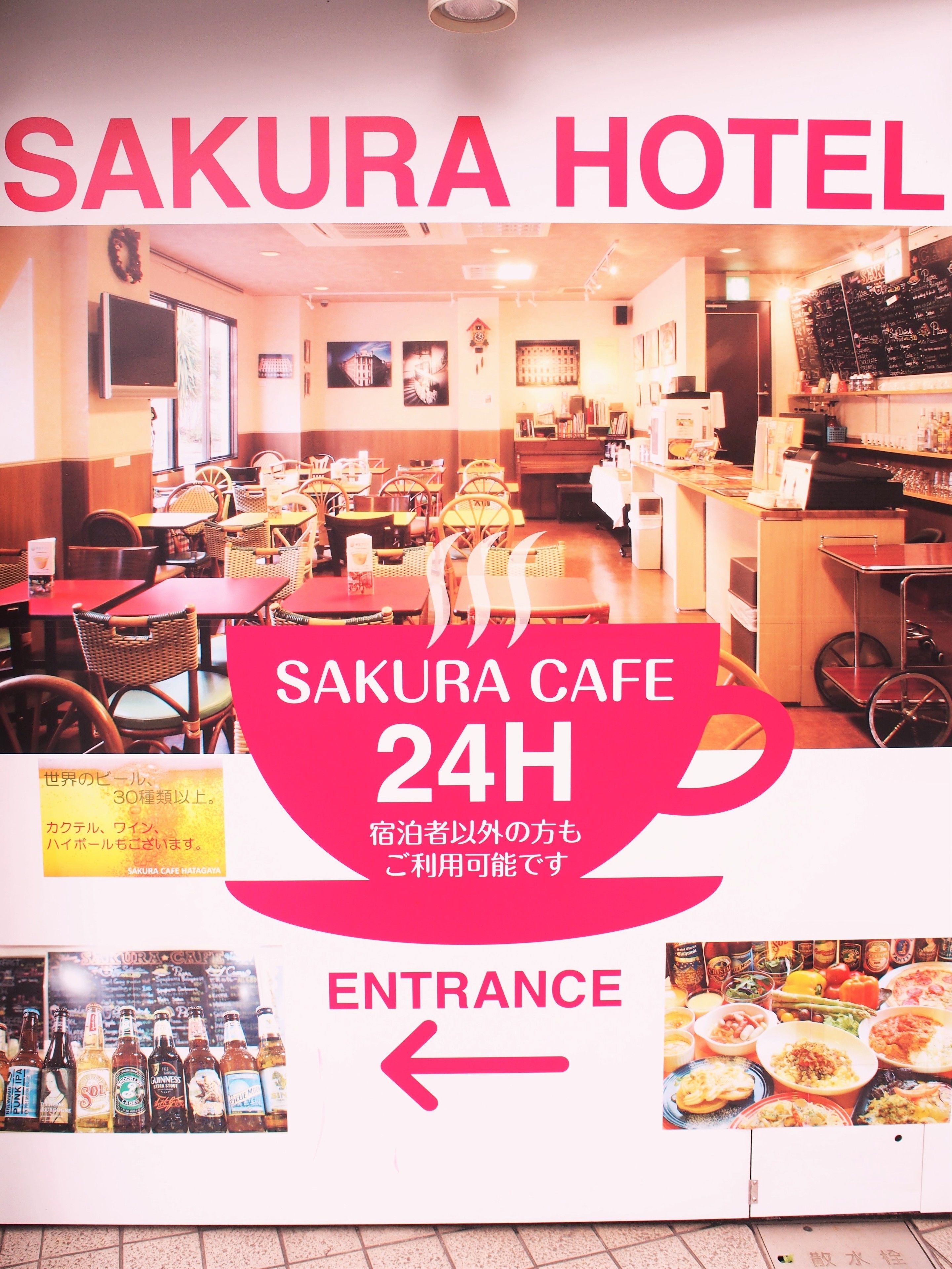 Ein Sakura Hotel mit einer Café-Bar, die rund um die Uhr geöffnet ist. Das Café bietet Tische und Stühle und ein Schild weist auf den Eingang.