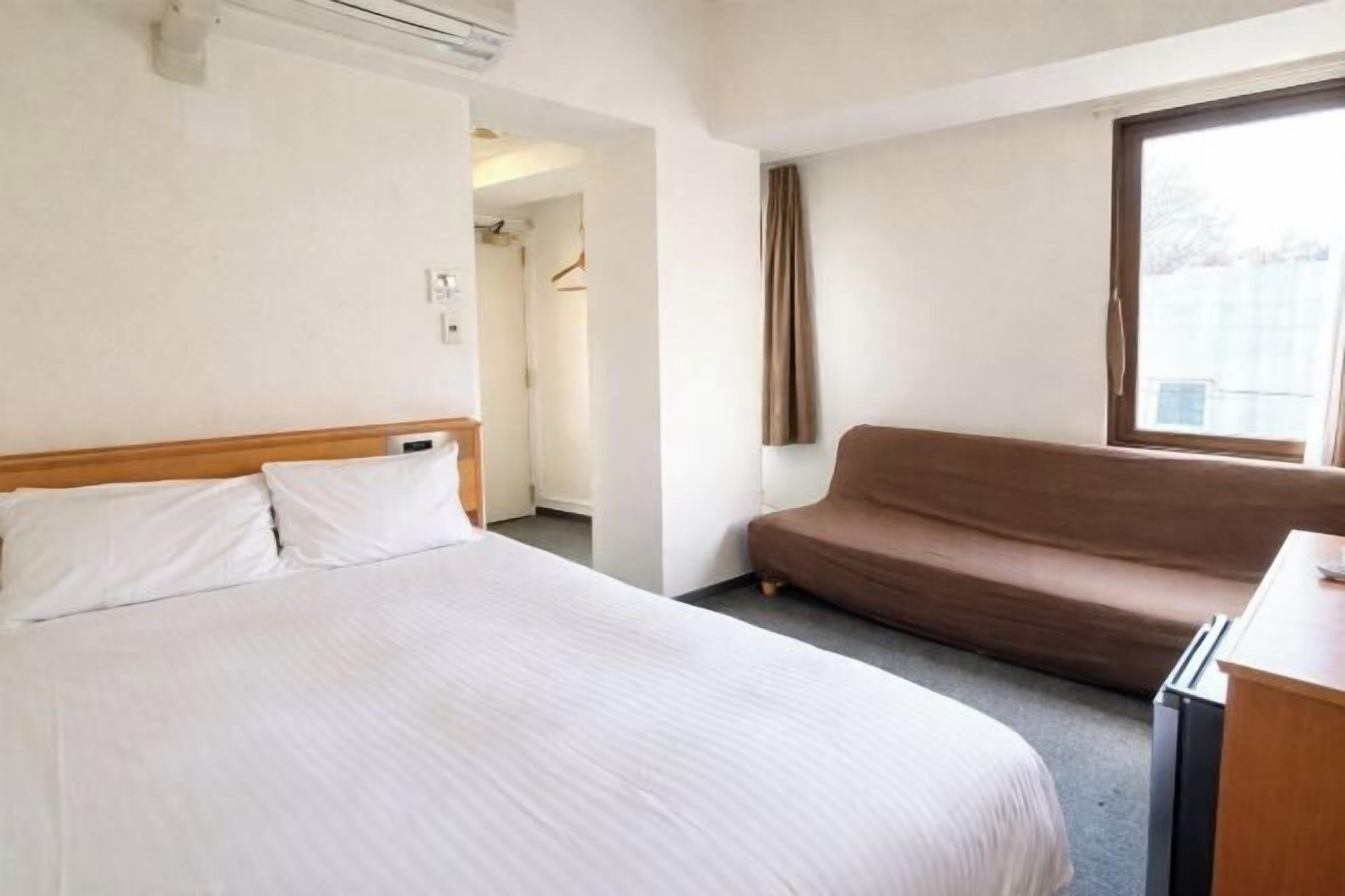 Laptop workspace, blackout drapes, iron/ironing board, free WiFi