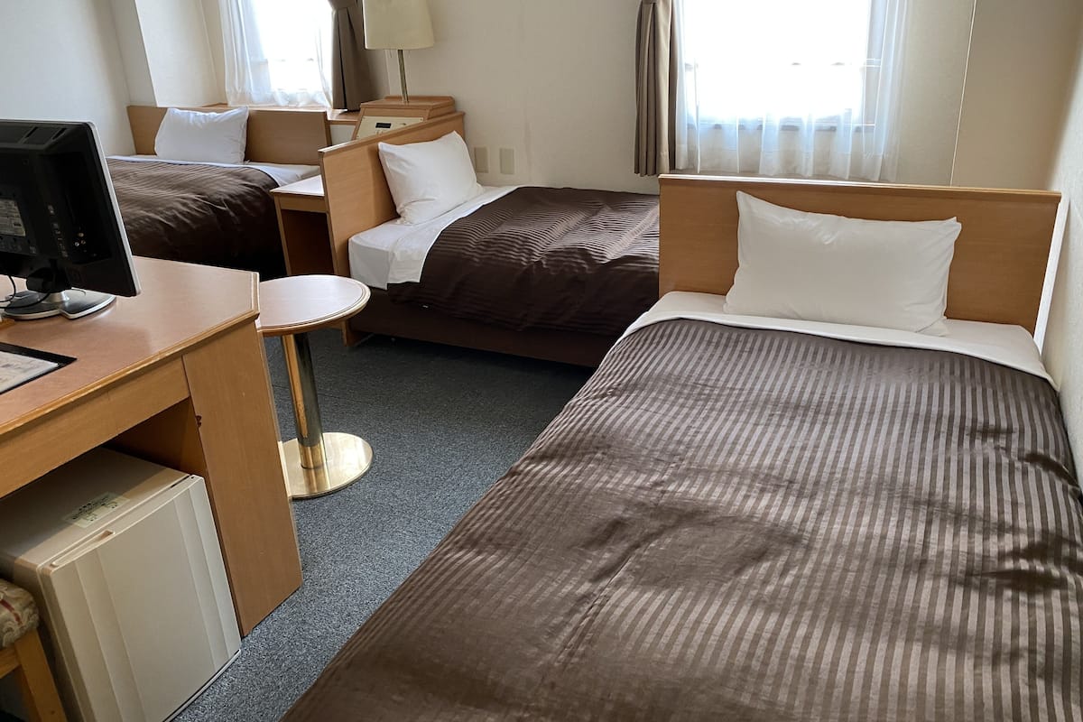 Chambre triple de base, non-fumeur | Espace de travail pour ordinateurs portables, rideaux dâobscurcissement
