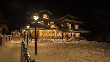 Fachada da propriedade à noite