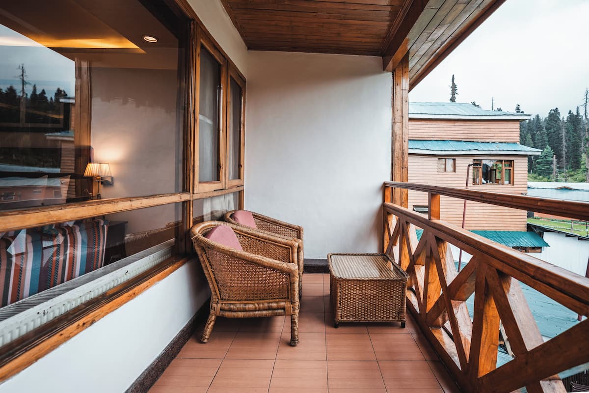 Deluxe room with Balcony- Pine View | Sacada