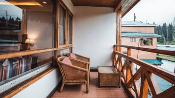 Deluxe room with Balcony- Pine View | Balcony