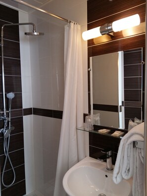 Double Room/Twin | Bathroom | Shower, free toiletries, hair dryer, towels - Hôtel du Roi René (Paris)