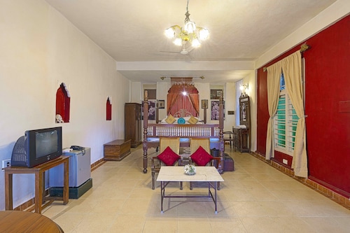 INDeco's The Lake Forest Hotel