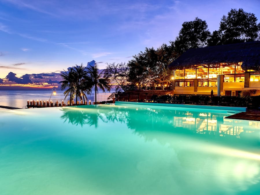 Piscina externa, funciona das 6h às 18h, guarda-sóis, espreguiçadeiras