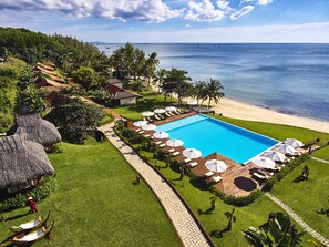 Utendørsbasseng, bassengparasoller og solsenger