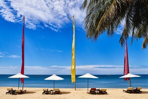 On the beach, white sand, free beach cabanas, sun-loungers - Chen Sea Resort & Spa (Phu Quoc)