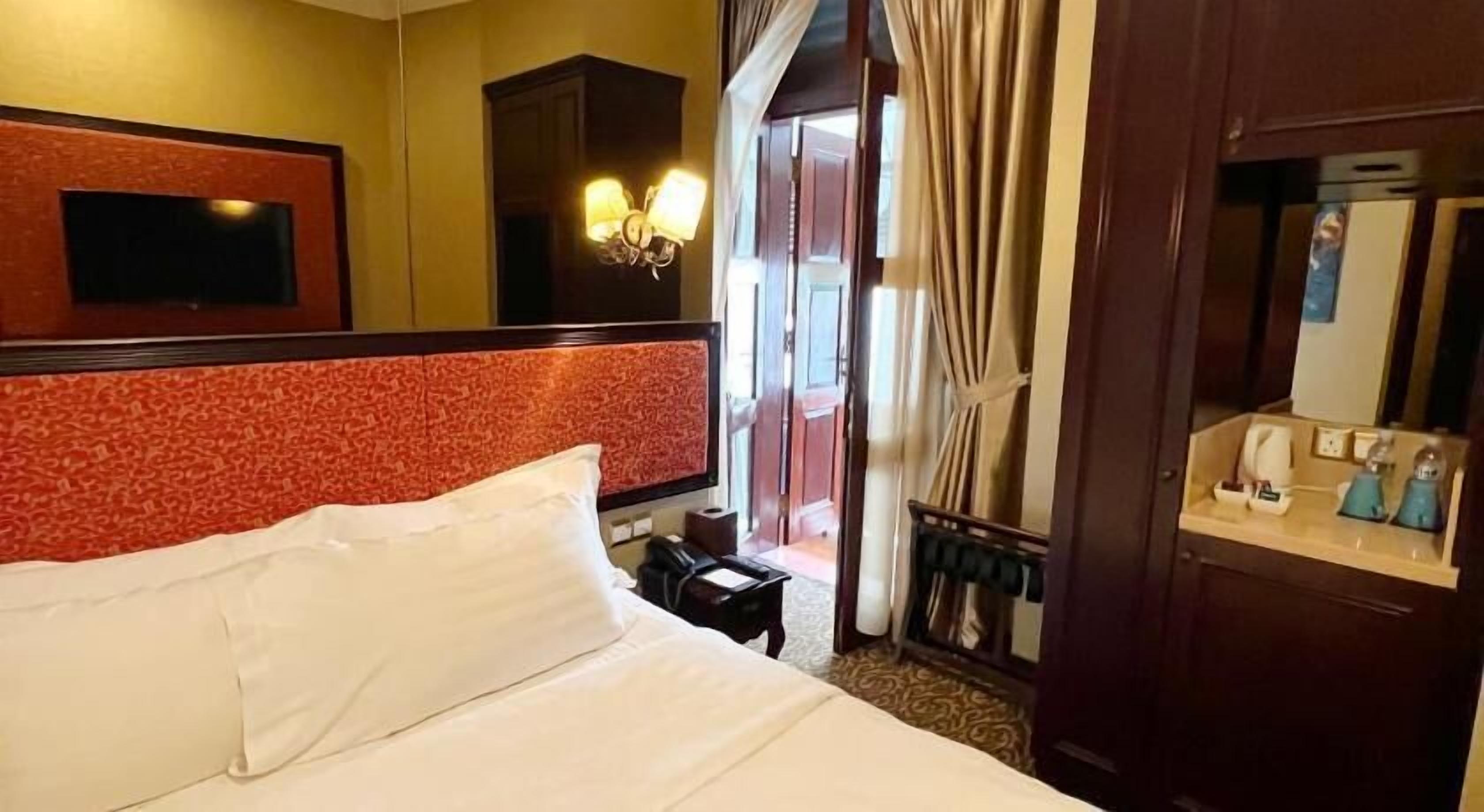 In-room safe, free WiFi, bed sheets