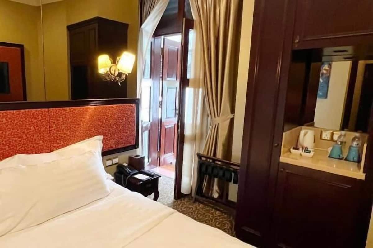 In-room safe, free WiFi, bed sheets