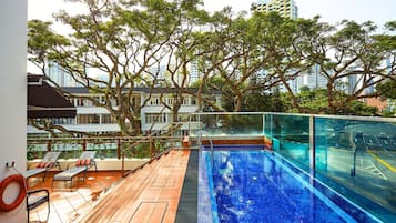 Una piscina al aire libre, sombrillas