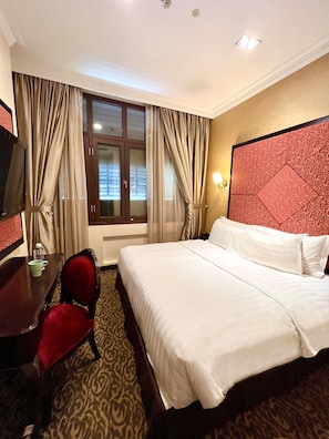Exclusive Room | In-room safe, free WiFi, bed sheets - Nostalgia Hotel (Singapore)