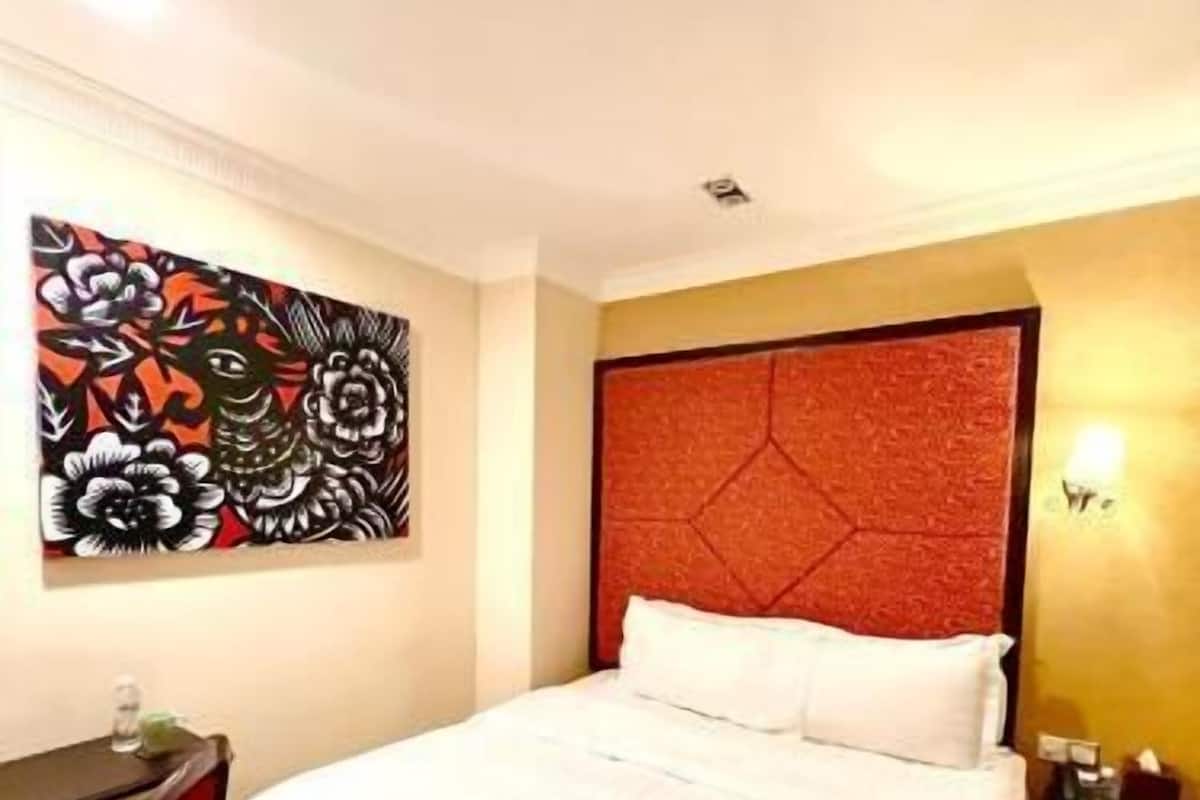 In-room safe, free WiFi, bed sheets