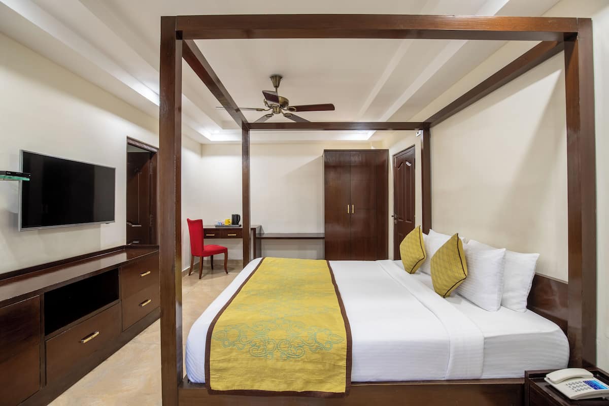 Royal Studio Suite | Desk, WiFi (free), bed sheets