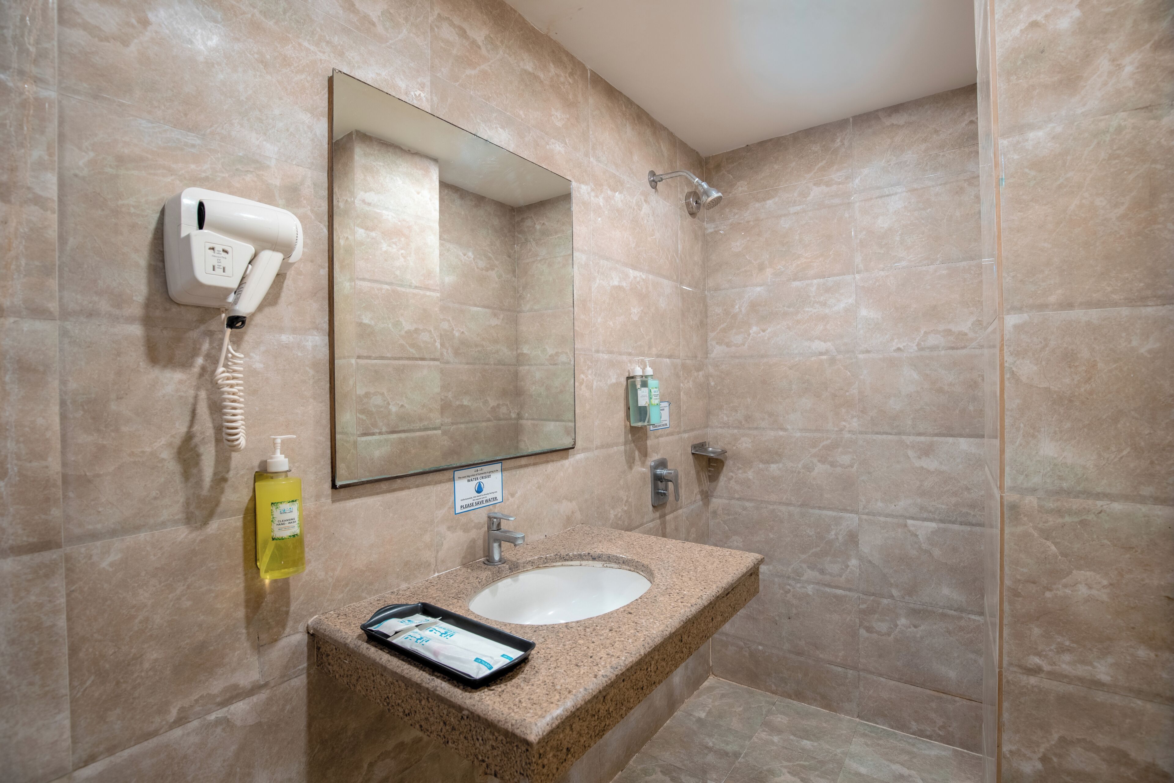 Kamar Double Comfort | Kamar mandi | Shower, perlengkapan mandi gratis, handuk, dan sampo