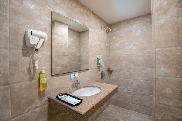 Kamar Double Comfort | Kamar mandi | Shower, perlengkapan mandi gratis, handuk, dan sampo