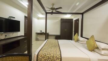 Suíte estúdio real | Escrivaninha, Wi-Fi de cortesia, roupa de cama