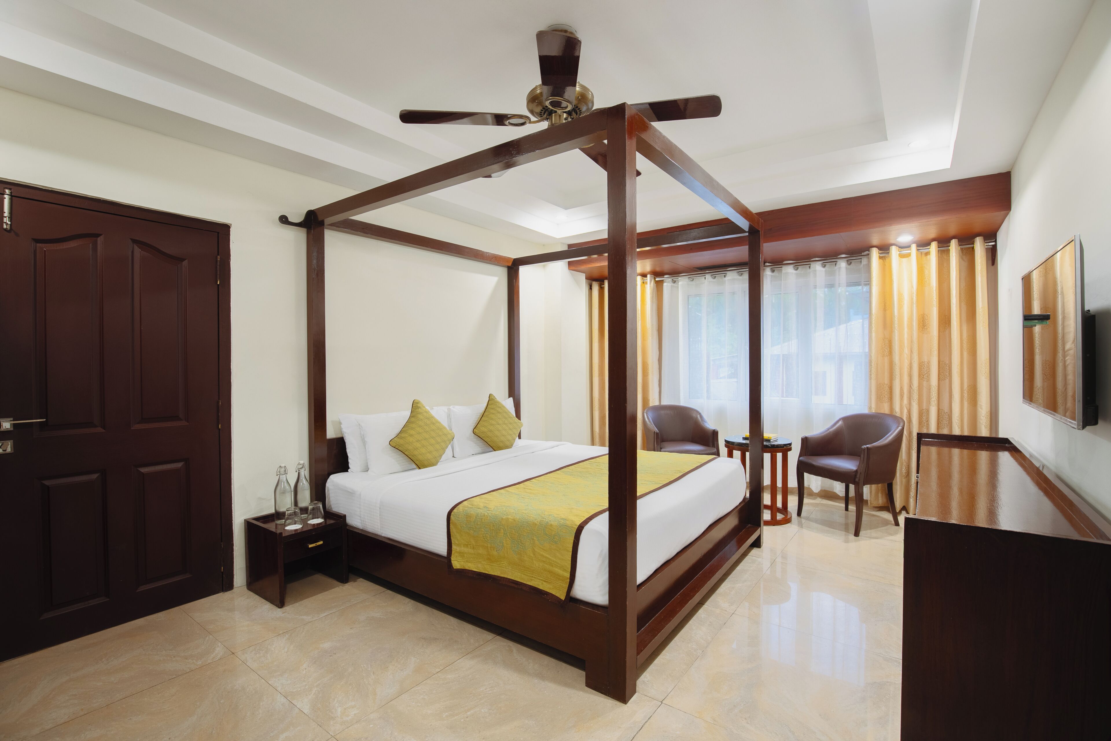 Royal Studio Suite | Desk, free WiFi, bed sheets