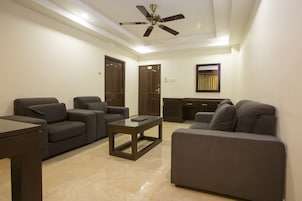 ロイヤル スタジオスイート | リビングルーム | 40 インチの薄型テレビ (ケーブル放送視聴可)、テレビ