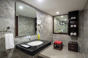 Royal Studio Suite | Bathroom