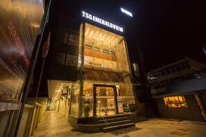 Bagian depan properti - sore/malam