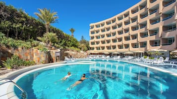 Alberca al aire libre y sombrillas en la alberca