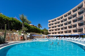 Piscine extérieure, parasols de plage, maîtres-nageurs sur place