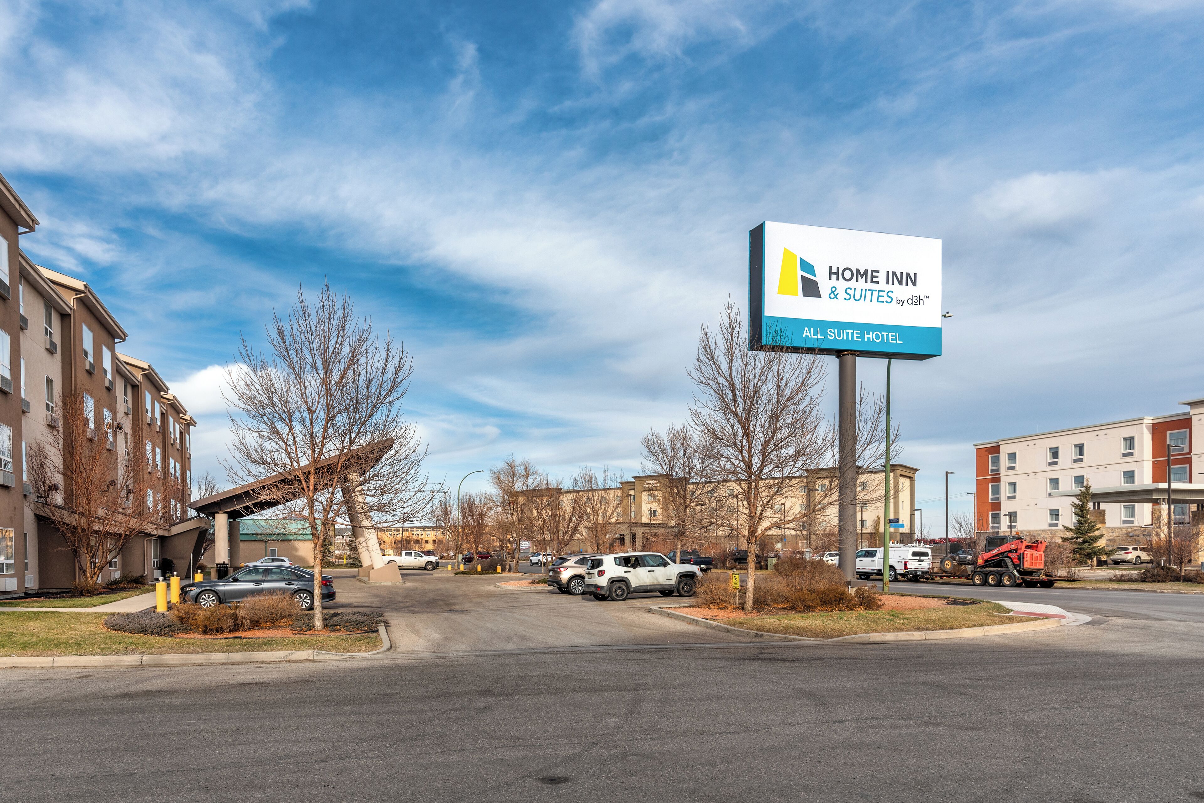 Señal de hotel para Home Inn & Suites by Dhl, que indica un hotel con suites completas.