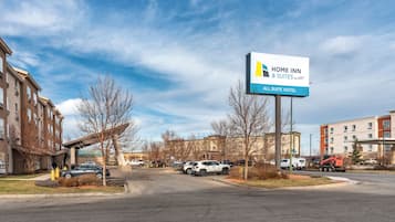 Señal de hotel para Home Inn & Suites by Dhl, que indica un hotel con suites completas.