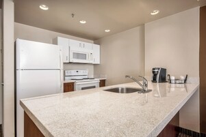 Suite, 1 habitación | Cocina privada | Frigorífico grande, microondas, placa de cocina y cafetera o tetera