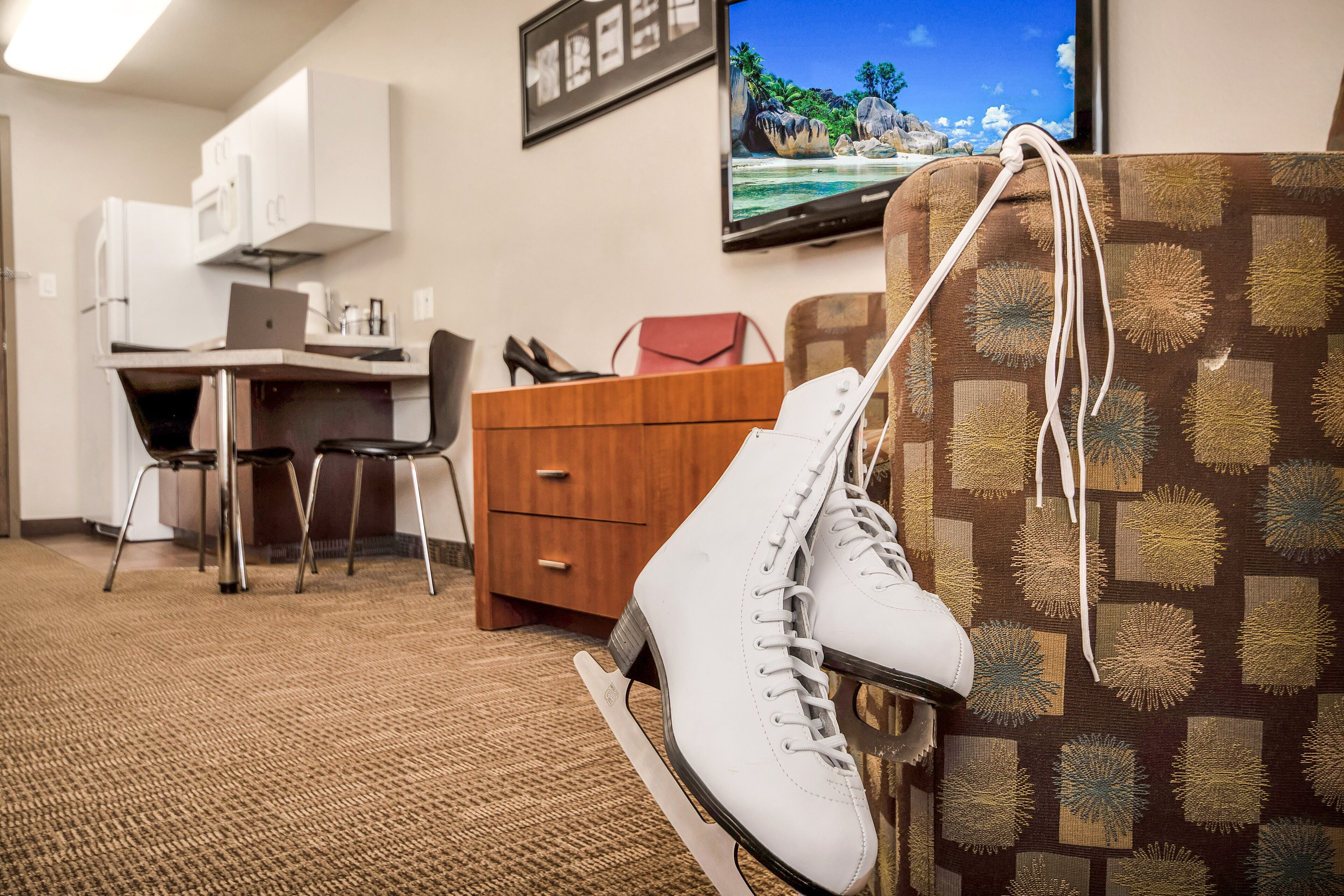 standard room | 1 bedroom, pillow-top beds, desk, laptop workspace