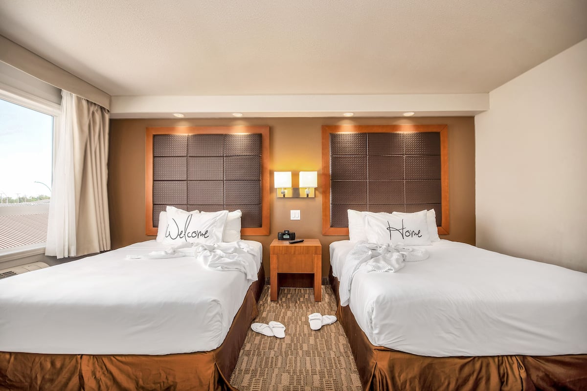 standard room | 1 bedroom, pillow-top beds, desk, laptop workspace