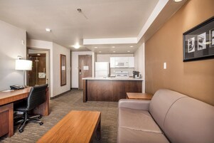 Suite, 1 habitación | Zona de estar | Televisión de plasma de 42 pulgadas con canales por cable