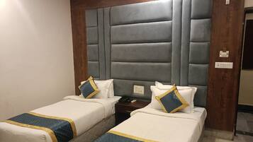 Deluxe Room | 1 bedroom, minibar, in-room safe, desk