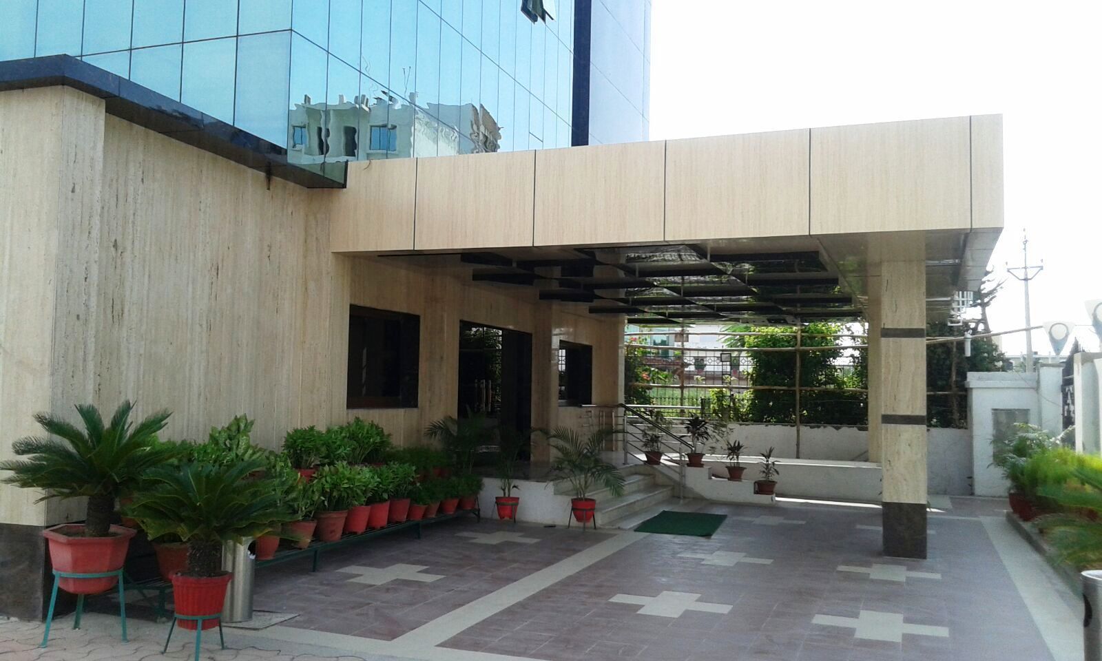 Fachada de la propiedad por la tarde o noche