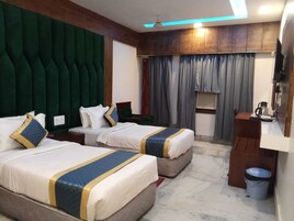 1 quarto, frigobar, cofres nos quartos, escrivaninha