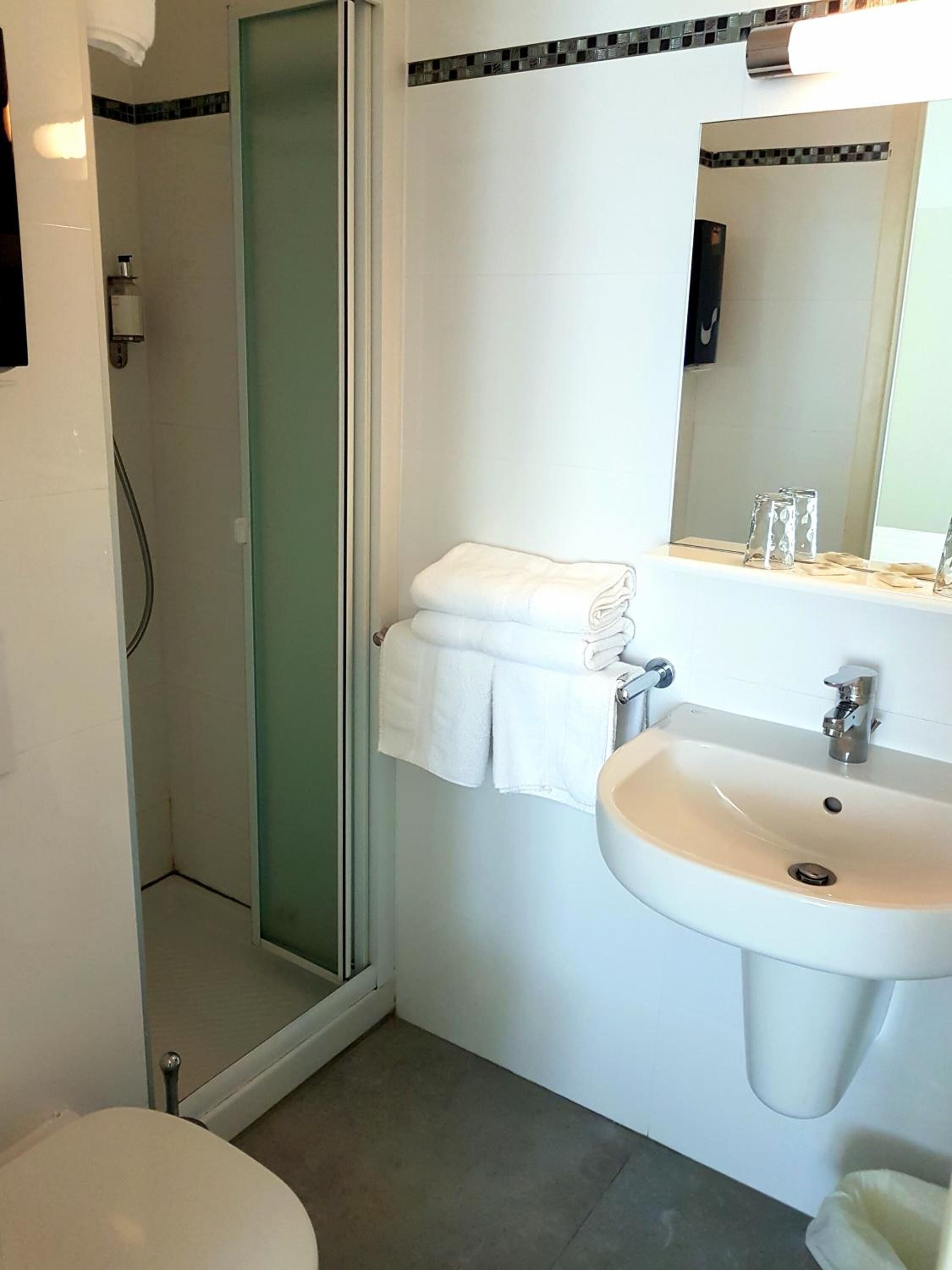 shower, free toiletries, hair dryer, towels