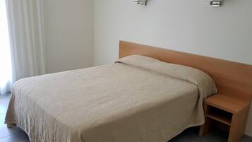 Escrivaninha, ferros/tábuas de passar roupa, berços (sobretaxa)