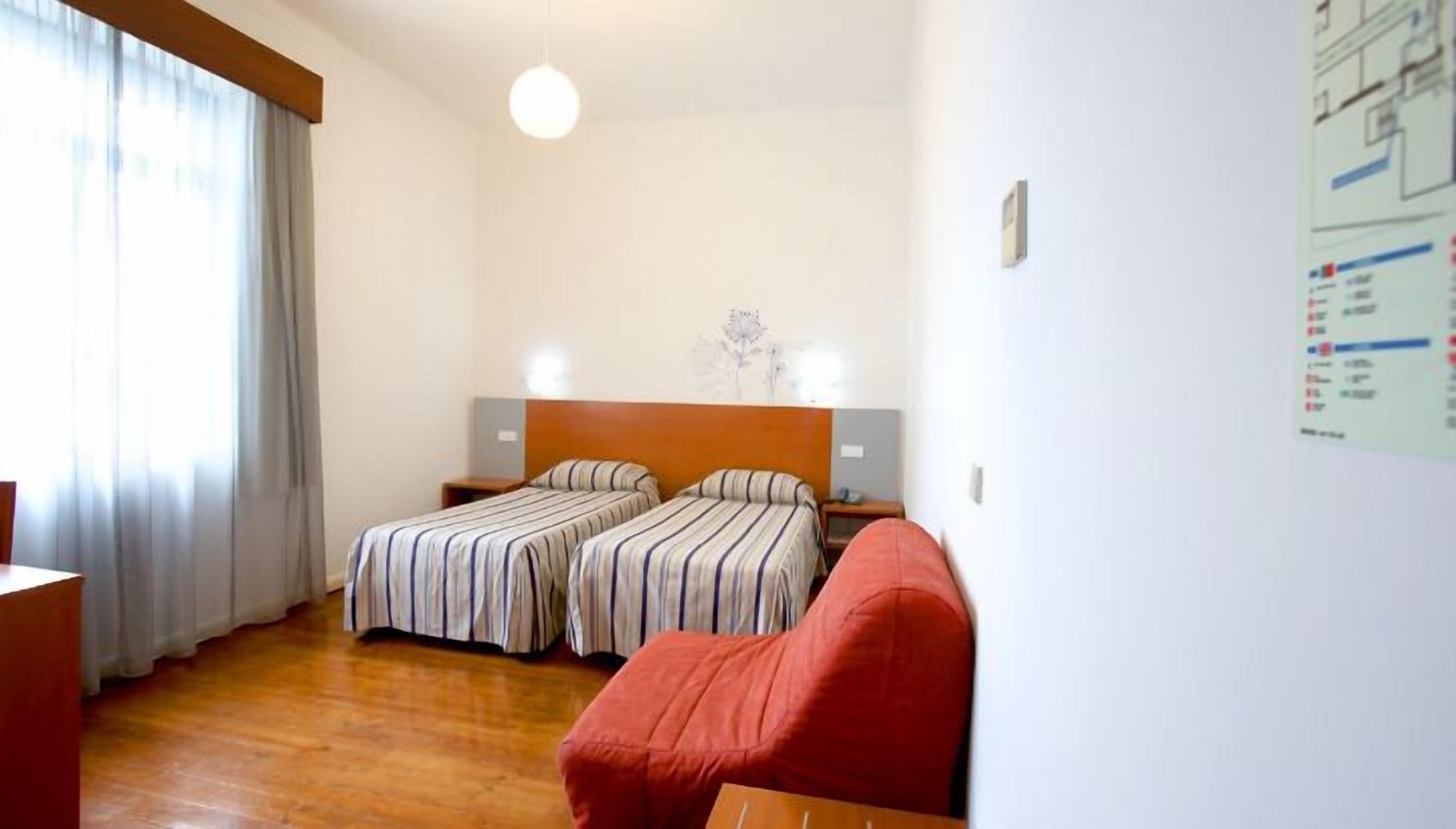 basic triple room (2 ad + 1 n) | desk, free wifi, bed sheets