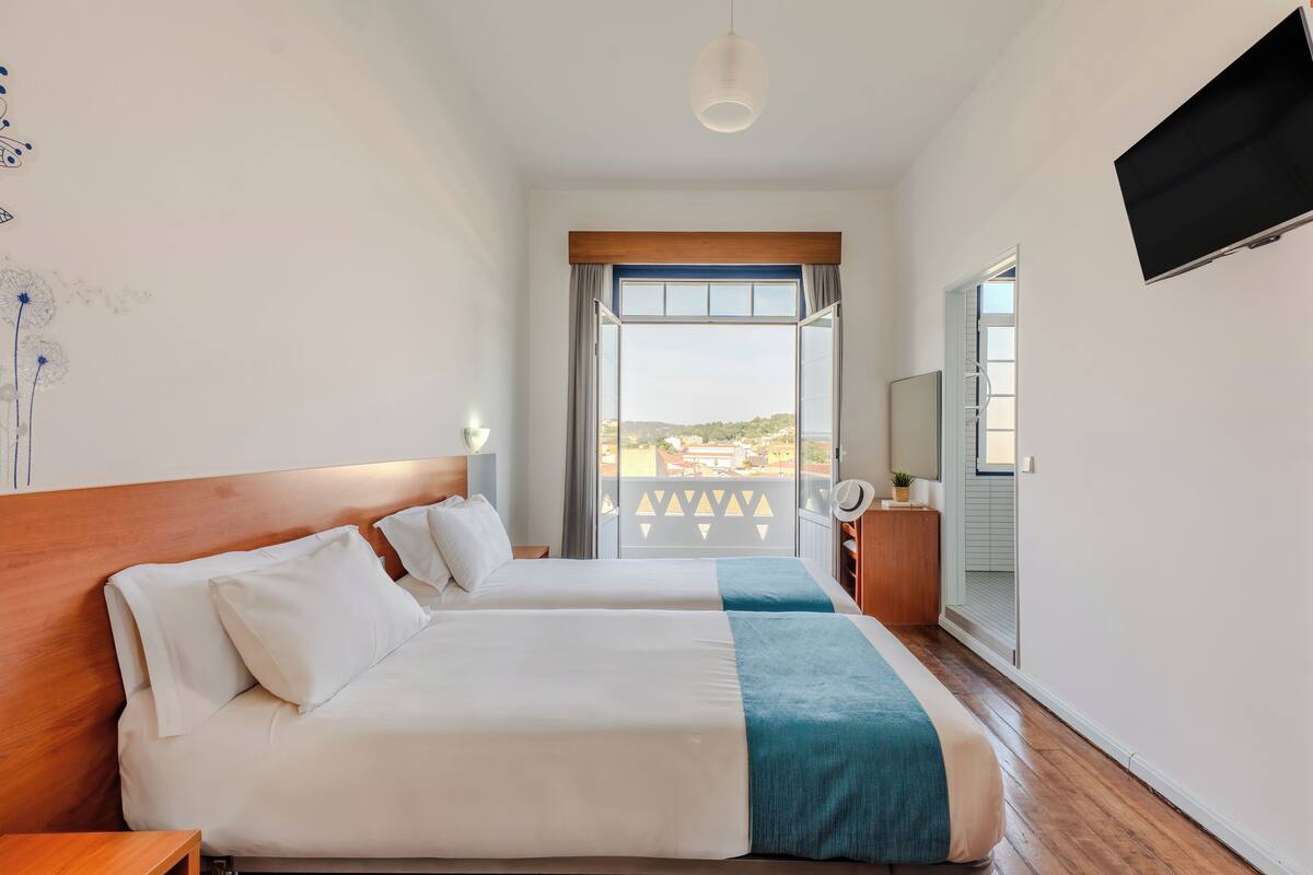 Quarto duplo | Escrivaninha, Wi-Fi de cortesia, roupa de cama
